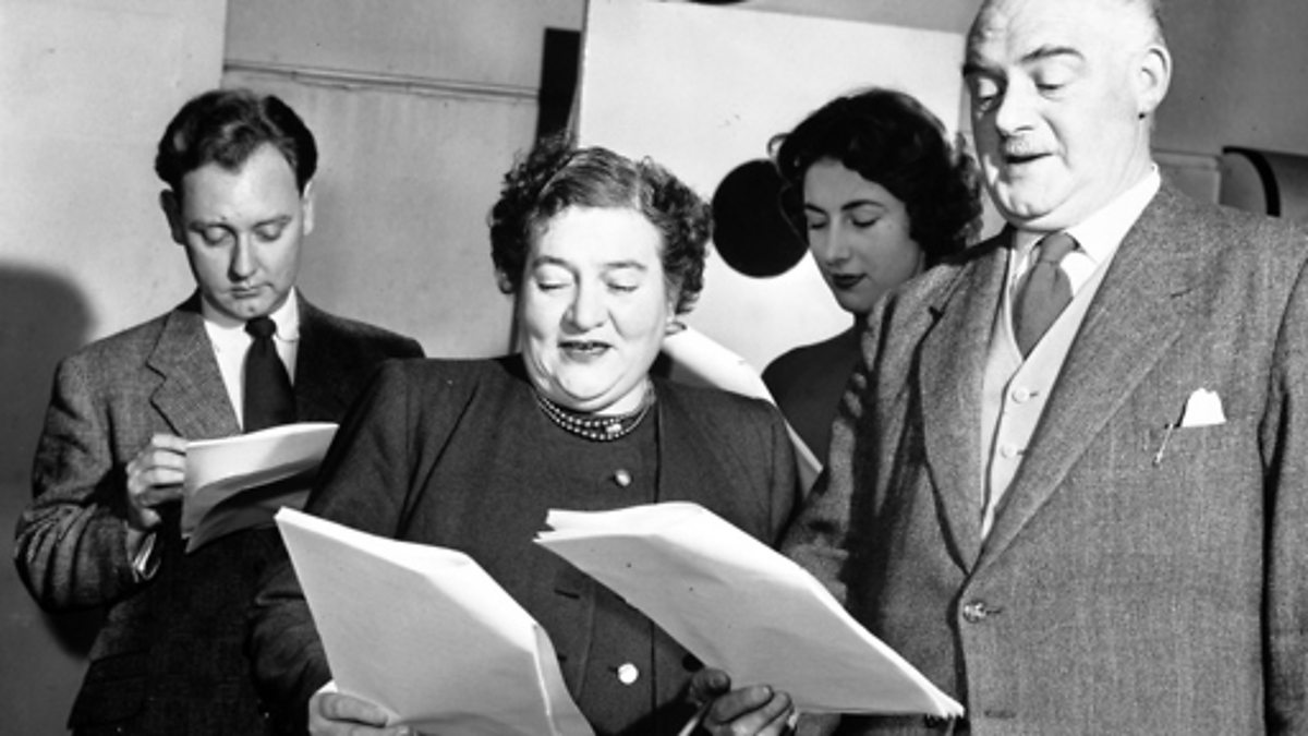Archivo JPG con fotografía de los actores que realizaban la serie radiofónica Archers en la BBC en 1950
