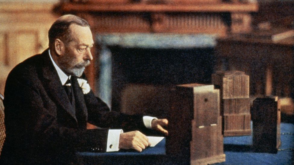 Archivo JPG con fotografía a color donde aparece el Rey George V leyendo un mensaje